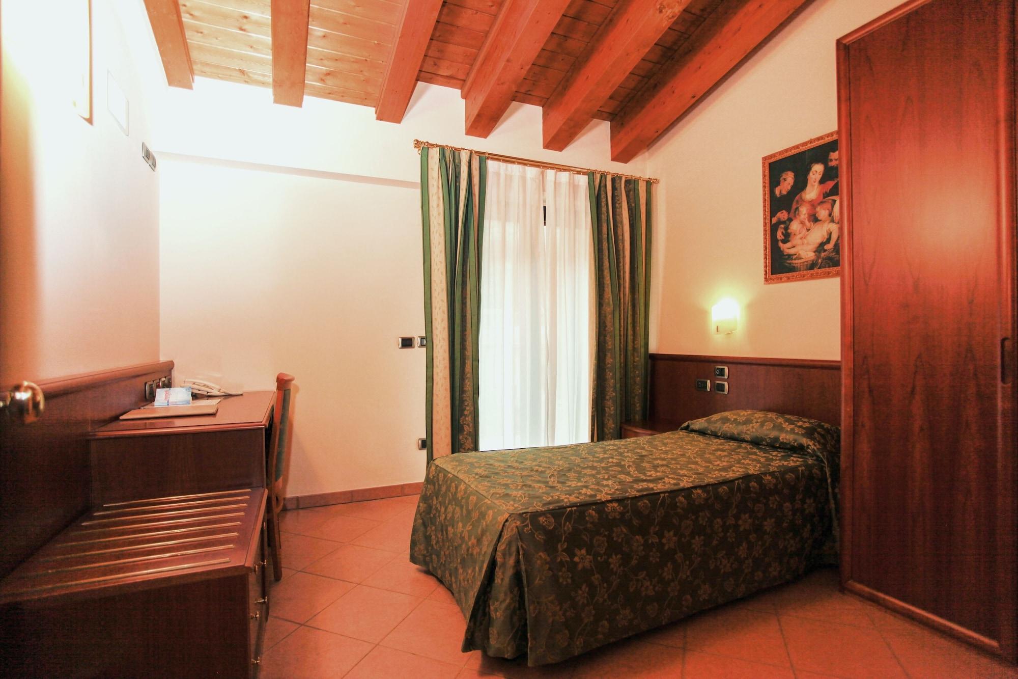 Garda Family House Hotel 2*